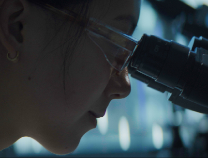 Scientifique qui utilise un microscope dans un laboratoire de recherche