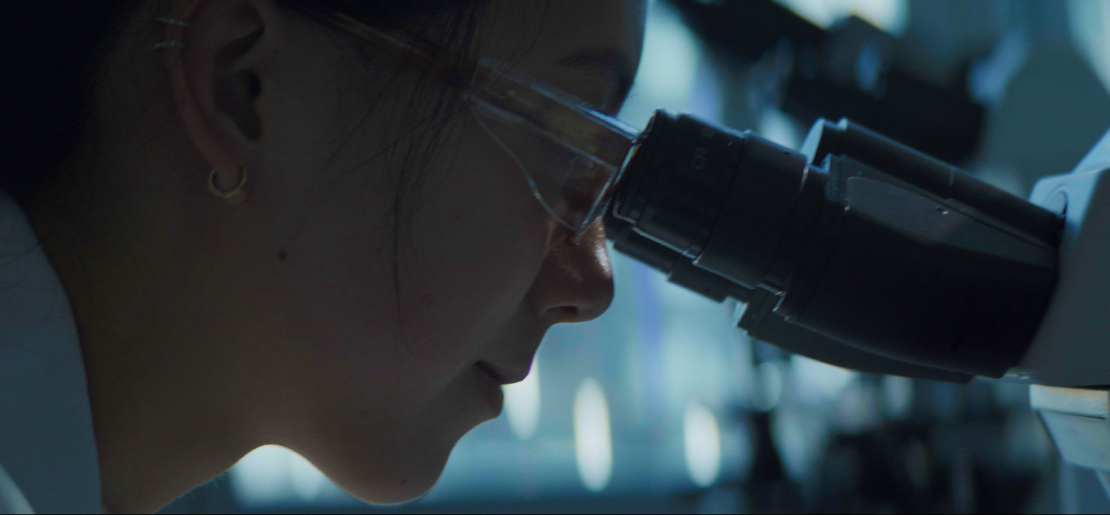 Scientifique qui utilise un microscope dans un laboratoire de recherche