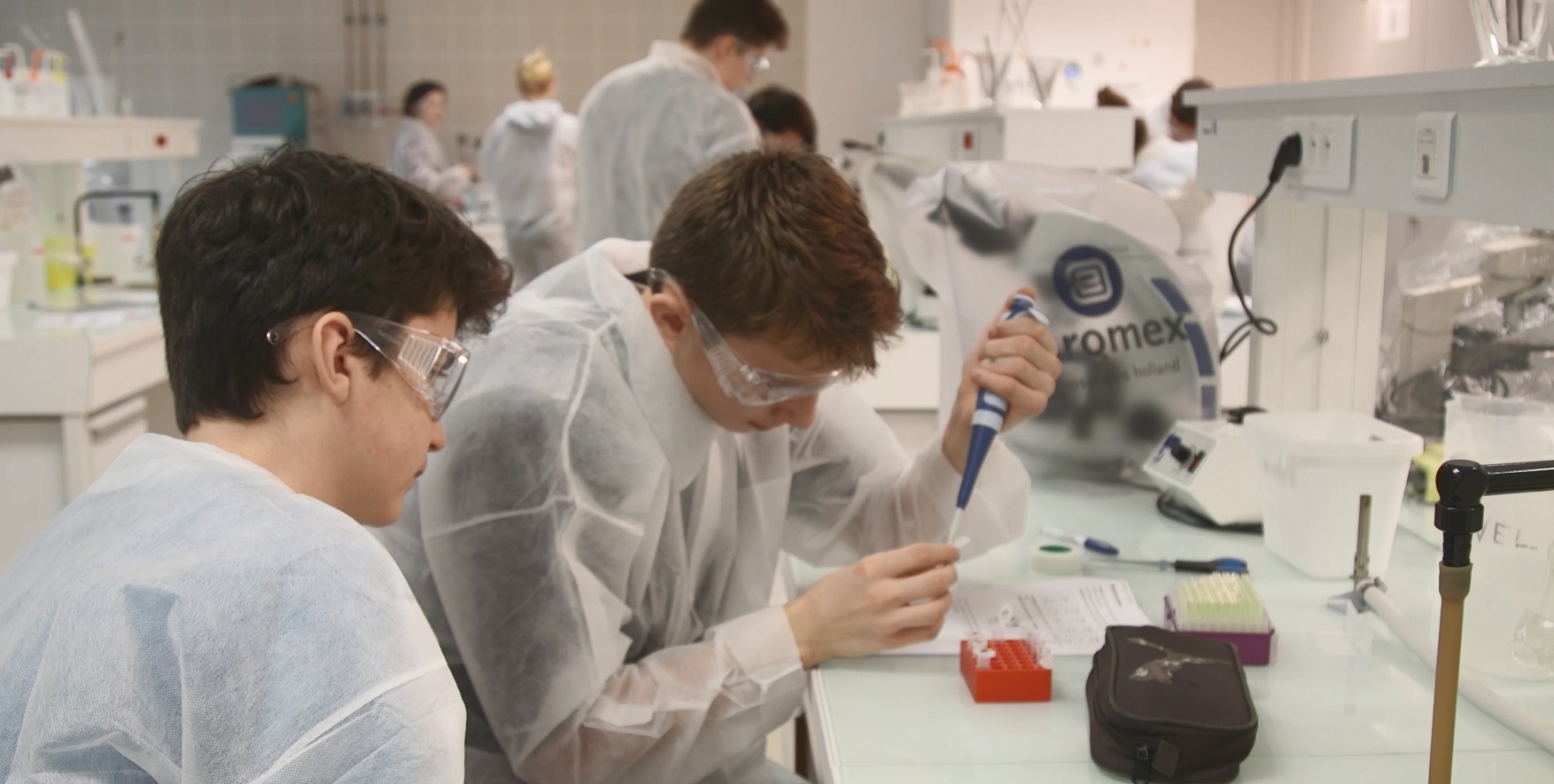 Étudiants réalisant des expériences dans un laboratoire scientifique