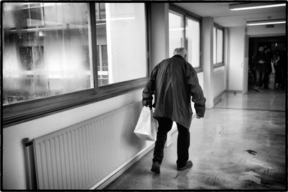 Un vieil homme marchant